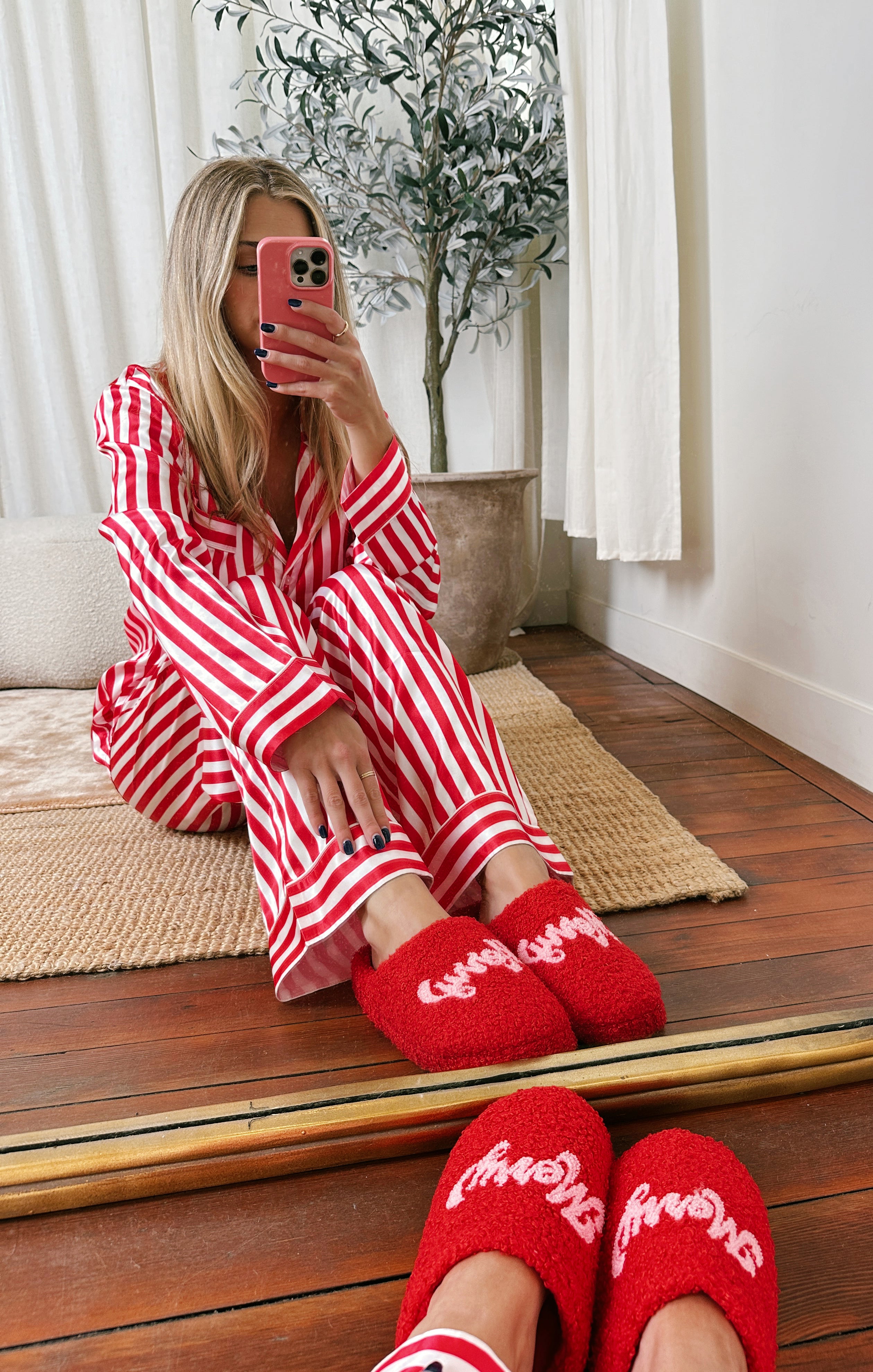 Red Merry Slippers - Cozy Sherpa-Lined Holiday House Shoes