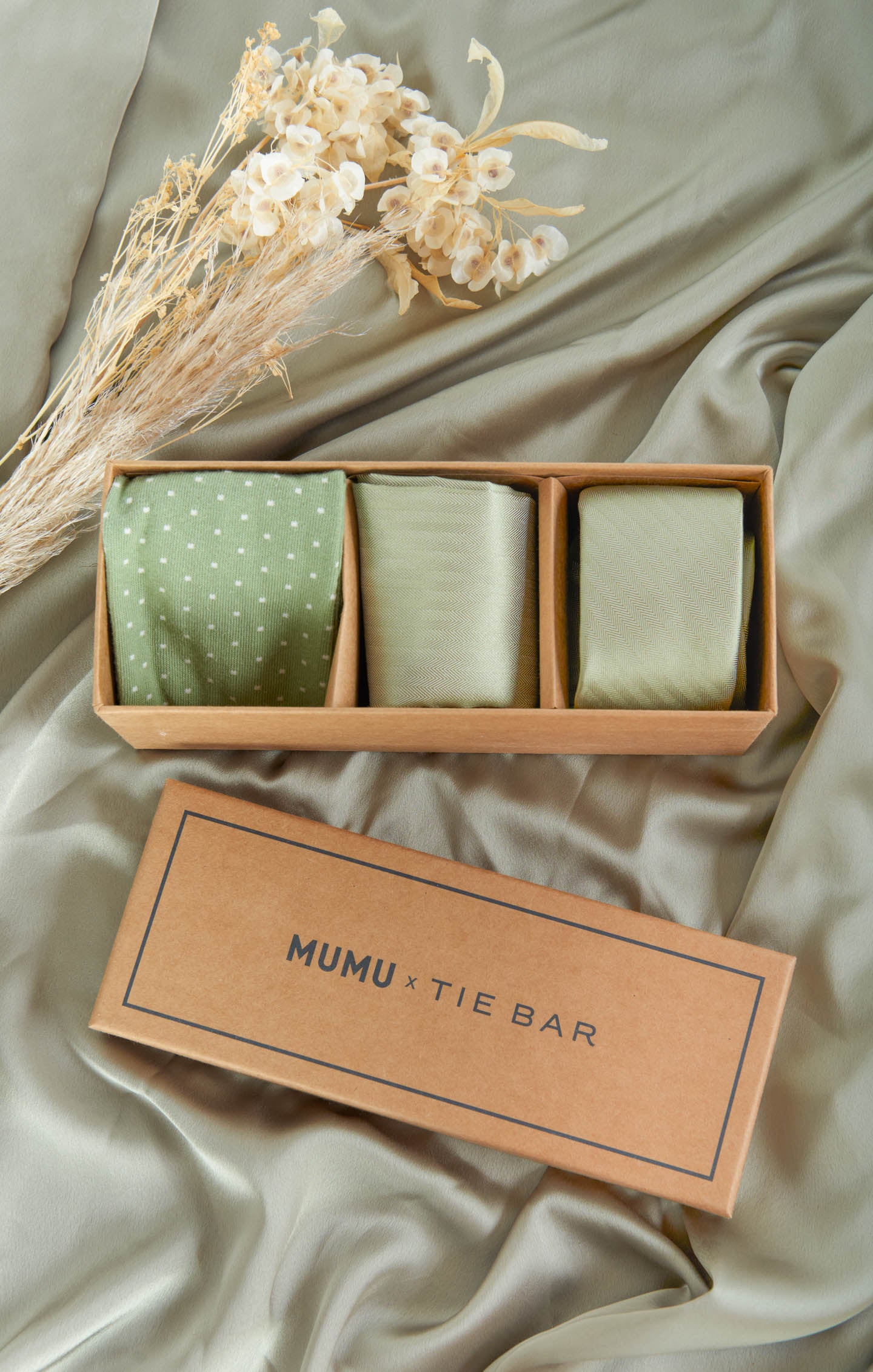 Mumu Weddings Groomsmen Gift Box - Moss Green Tie & Accessories Set